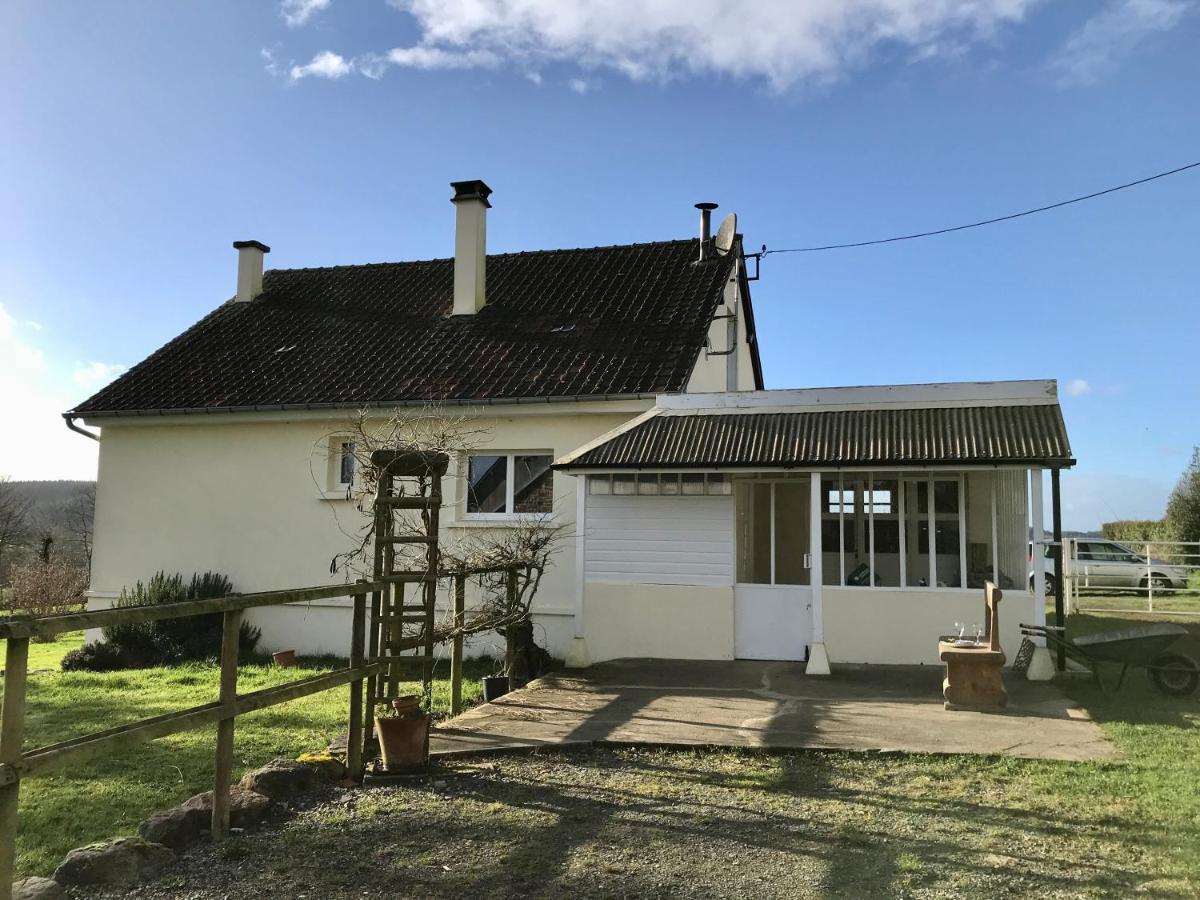 Gite Cottage Chaleureux En Pleine Campagne Vue Sur Les Monts Et Forets Et Le Chateau De Carrouges Exterior photo
